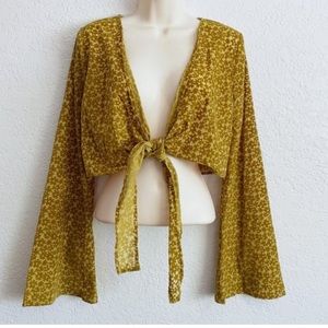 Wide fable cropped bell sleeve top